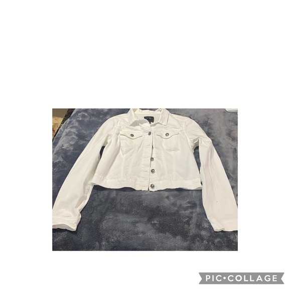 Jessica Simpson jean jacket is a size Medium. - Picture 5 of 7